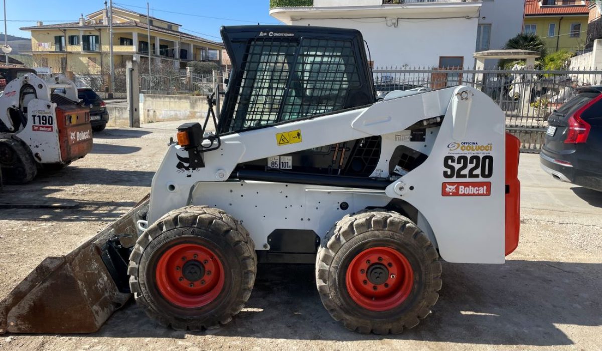 BOBCAT S220 (2)